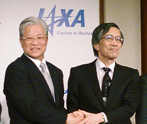 根岸孝成社長COO（左）と長谷川義幸JAXA有人宇宙ミッション本部長