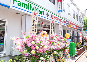 初のカラオケ一体型店の「ファミリーマート＋カラオケDAM蒲田南口駅前店」