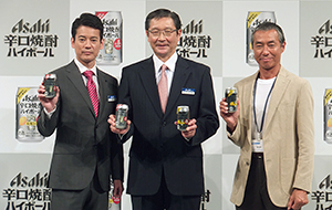 アサヒビール 辛口焼酎ハイボール 新cmで唐沢 柳葉が競演 日本食糧新聞電子版