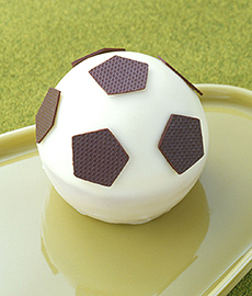 ユーハイム サッカーボール型ケーキ フースバルフィーバー W杯に合わせ期間限定販売 日本食糧新聞電子版