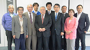 R－netのメンバー社（左から5人目が上田勲代表)
