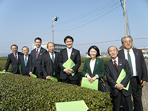 視察に参加した国会議員　左から坂本哲志氏、宮路和明氏、大塚拓氏、茶業中央会の榛村純一会長、井林辰憲氏、牧島かれん氏、八木哲也氏、川田隆氏