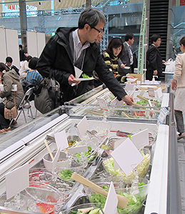 サラダバー形式の試食コーナーは人気が高い（3月12日に東京国際フォーラムで開催した前回のフェア）