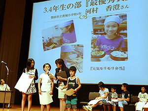 受賞インタビューを受ける3・4年生の部最優秀賞河村香澄さん
