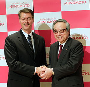 グレッグ・ゲイブ・ウィンザー社長CEO（左）と伊藤雅俊味の素社長