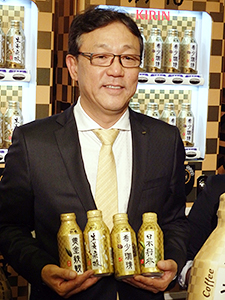プレミアム飲料カテゴリーの新ブランド「別格」をアピールする佐藤章社長