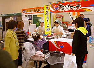 試食コーナーも展開しにぎわう店頭