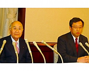 会見するコープさっぽろ大見英明理事長（右）と、旭友ストアー豊島弘通会長
