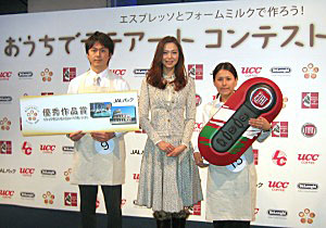 （左から）優秀賞の岩村亮さん、エスプレ通で知られる川原亜矢子、最優秀賞の矢島絵里さん