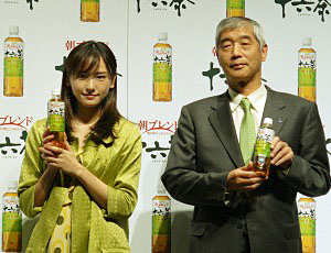 アサヒ飲料 十六茶 をリニューアル 新cm発表会でアピール 日本食糧新聞電子版