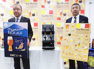 DHCビールの小松靖彦社長（左）とキリンビールの小日向真静岡支社長