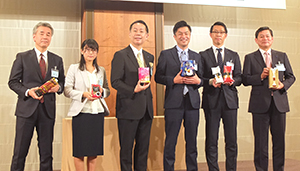 新商品を手に柴田裕社長（左から3人目）と新役員および担当者ら