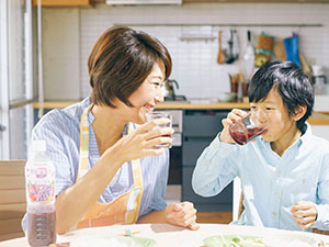 親が子どもに飲ませたい飲料としての支持が高い野菜・果実飲料は家族のコミュニケーションにも寄与する（カゴメ提供）