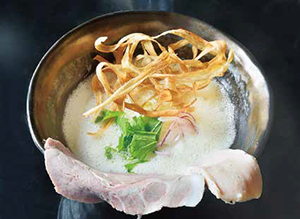「鶏soba並」850円（税込み）泡立てたスープにふんわりとトッピング