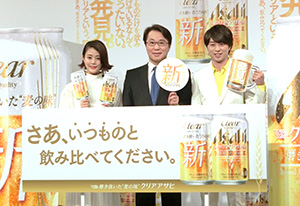 松山一雄専務取締役マーケティング本部長（中央）とCMキャラクターの櫻井翔（右）、高畑充希