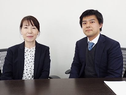 川野裕介新社長（右）と出嶋美智子新会長兼顧問