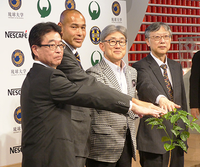 左から金城秀郎副市長、高原直泰CEO、高岡浩三社長兼CEO、和田浩二農学部長