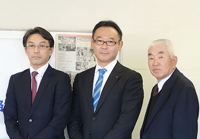 （左から）新体制の中村隆志会長、齊藤顕範副会長、岡村智顧問