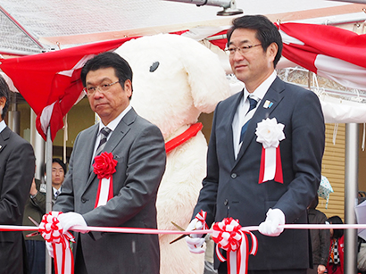 オープニングセレモニーでテープカットをする井出武美イオンリテール社長(左)と中原八一新潟市長