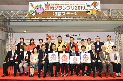 法人の部で決勝大会まで勝ち進んだすべての商品は金賞となる