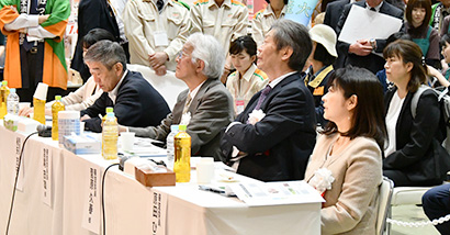 プレゼンテーションに聞き入る審査委員