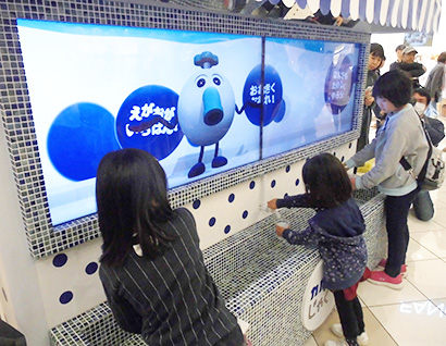 蛇口からカルピスを出す子どもたち