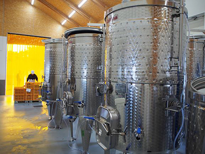 新設のピオニエ蒸留・醸造所、タンクが並ぶ