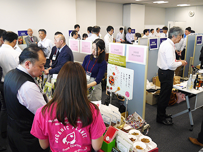 個性的な商品群を前に熱のこもった商談が行われた