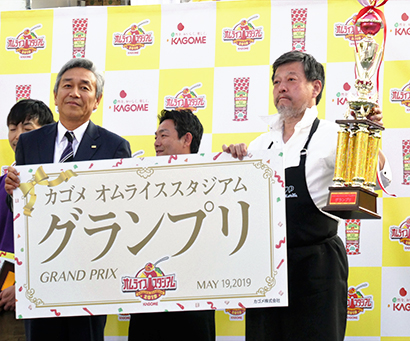 寺田直行社長（左）とグランプリに選ばれた「洋食のことこと屋」都外川景司氏