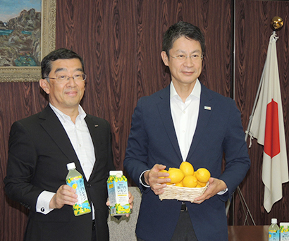 岩田義浩社長（左）と湯崎英彦広島県知事