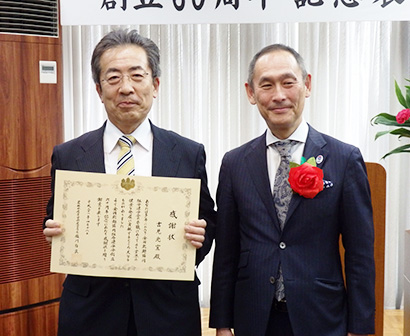 食料産業局長感謝状の表彰を受けた吉見光宣氏（左）と塩川局長
