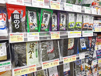 量販店の売場。3切のおにぎり用と10切大容量PETが今の主流