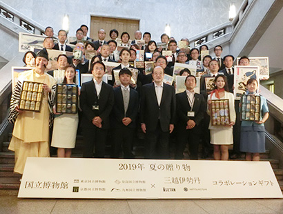銭谷眞美館長（前列右から4人目）とコラボギフトが東京国立博物館の大階段に勢揃いした