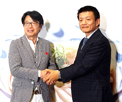 粟田貴也トリドールHD社長（左）と森岡毅刀CEO