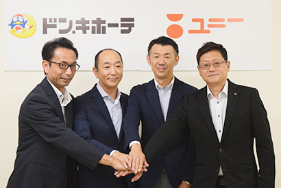 鈴木康介取締役営業本部長（左から3人目）などユニーやUDリテール関係者ら