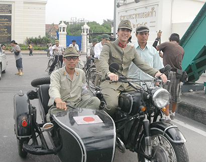 タイの国民的恋愛小説「クーカム」の映画化に当たって宮内靖彦さん(左)は日本軍の軍医役で出演した。タイのアイドルスターのナデート・クギミヤさんと撮影現場で=提供写真