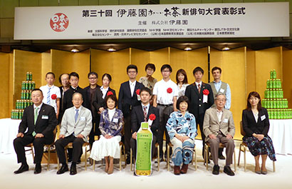 （前列左端）本庄大介社長、（前列中央）文部科学大臣賞受賞の田中龍太氏