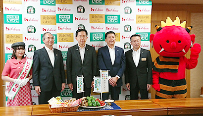 達増拓也知事(中央)を表敬訪問した藤原隆男支店長(右)