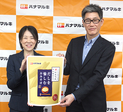 コラボ商品を発表するにんべん経営企画部の木村絵里子氏（左）とハナマルキの平田伸行氏