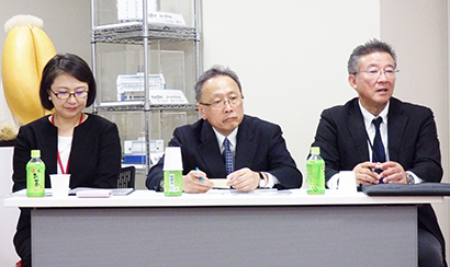 右から町田英樹製粉ミュージアム館長、稲垣泉顧問、安達令子総務本部広報部部長