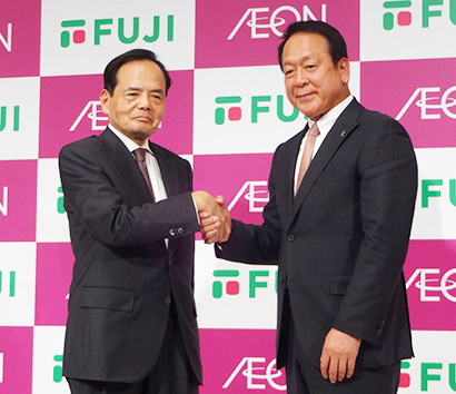 イオンとフジは資本業務提携を締結し、中四国の事業連合体として21年度以降に売上高1兆円を目標。岡田元也イオン社長（左）と尾崎英雄フジ会長