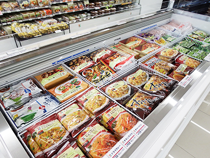 セブンイレブンは冷凍食品の売場拡大など新レイアウトで加盟店の収益力向上も図る