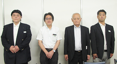 左から齋藤正久常務、古海利明常務、皆川昭弘社長、菊地正芳課長