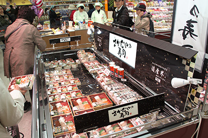 スーパーアークス山鼻店の水産コーナーに新設された「さかなやの寿司」売場