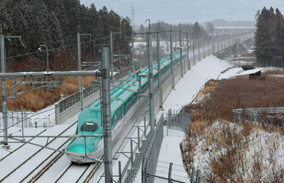 疾走する北海道新幹線