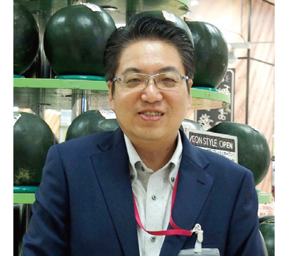 イオンスタイル成田の神谷友啓店長「地元の野菜は生産者さまの協力で、収穫後24 時間以内に店頭に並びます！」