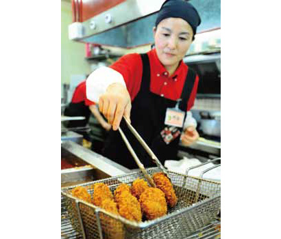 北海道産ジャガイモに国産牛肉のうま味がジュワーっと染み込んだ「じっくり煮込んだ牛肉コロッケ」（税抜き130円）
