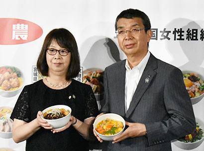 加藤和奈JA全国女性組織協議会会長(左)と野口栄JA全農代表理事専務