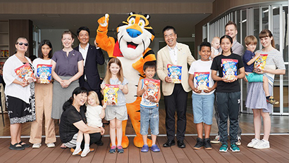 岩永裕貴甲賀市長（後列キャラクターのトニー・ザ・タイガー左）と参加した子どもたち