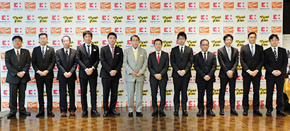 中央から右に6人が塚本厚志社長をはじめとするココカラファイン、左に6人が松本南海雄会長、松本清雄社長をはじめとするマツキヨHDそれぞれの経営陣